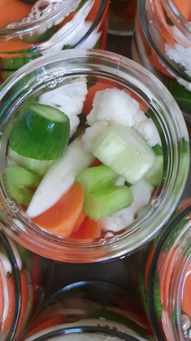 Antipasto Pickles: pickles to go with antipasto! Or charcuterie. Or a mezze. Or a camembert baked in its box...that type of thing.

Carrot, cauliflower, celery, fennel, cucumber in a light vinegar infusion.

#handmadeontheisleofwight #antipasto #pickledvegetables
