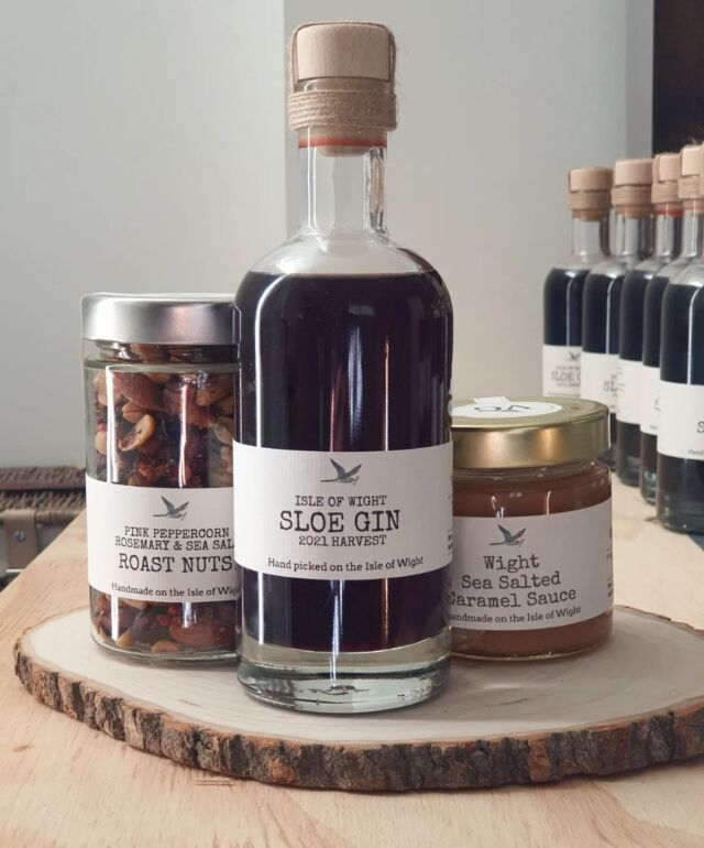 Small batch sloe gin, rosemary, sea salt & pink peppercorn roast nuts and Wight sea salt caramel sauce, on a slice of log, as a gift set. ...niiiice.🤘

Available this Saturday, my place (Weaver's Yard), 12pm - 6pm.

I'll also be taking orders for hampers, or peruse my range and curate your own for delivery across the island and most of mainland UK.

I'm in Weaver's Yard next to @stripyart 👀 for the gazebo or follow your 👃to the mulled 🍷. 

#shoplocal #handmadeontheisleofwight